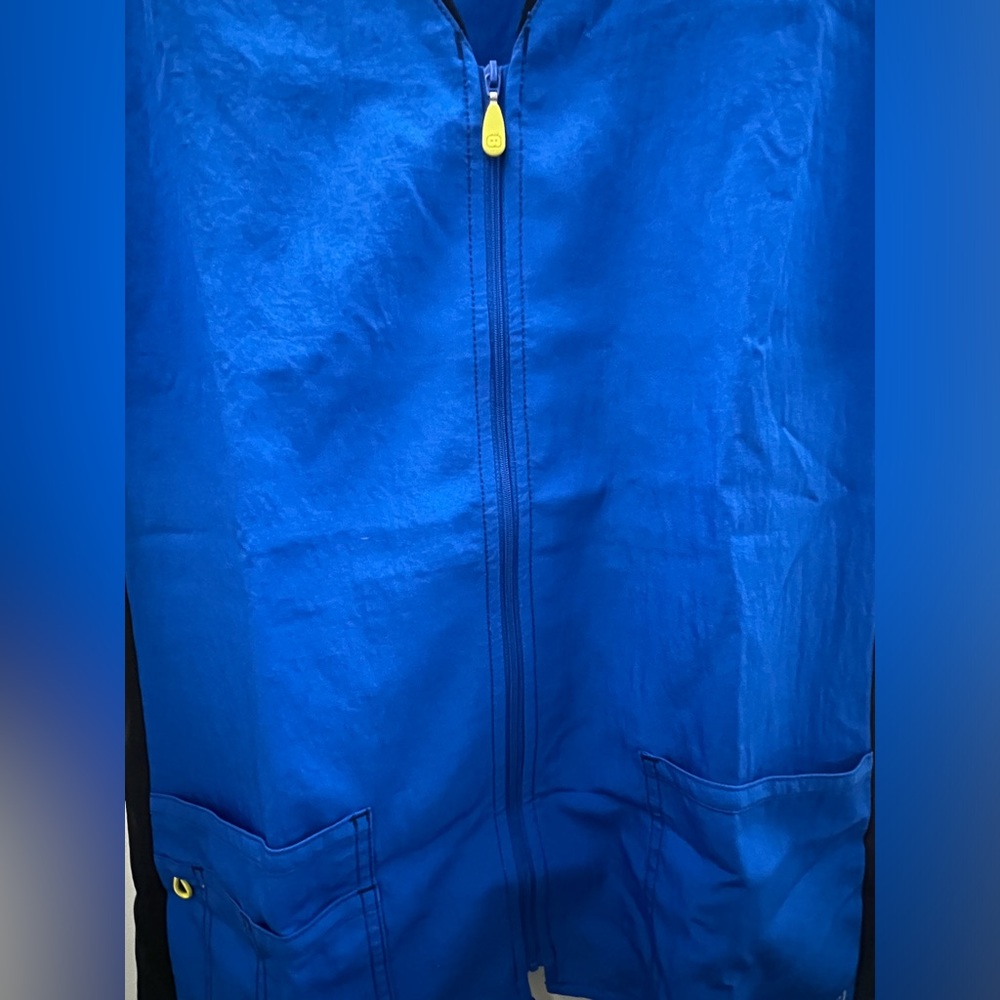 Wonderwink zip-up scrub top - Picture 4 of 5